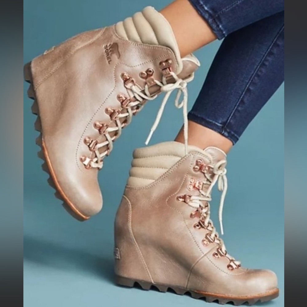 Sorel Conquest Holiday Wedge Boots SZ 9- NWOT- no box